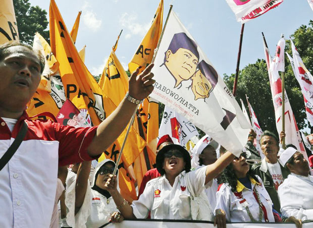 Những người ủng hộ ứng cử viên Prabowo Subianto tập trung bên ngoài trụ sở tòa án ở Jakarta. Ảnh: AP