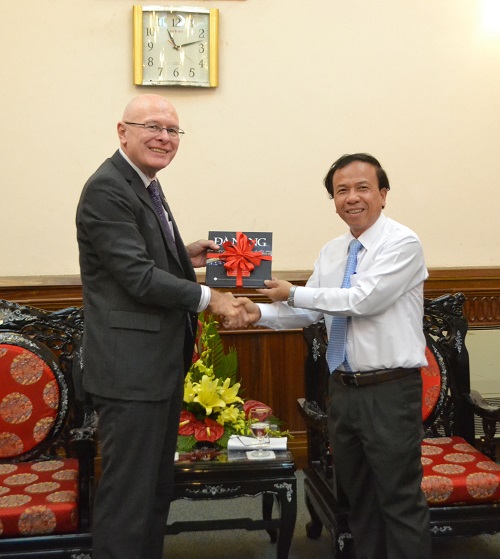 Vice Chairman Khuong presenting a memento to Mr McAnulty