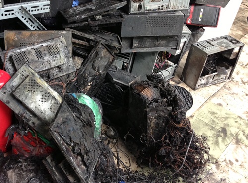 Máy vi tính cùng nhiều vật dụng của trường cao đẳng Nghề Đà Nẵng bị hư hại sau hỏa hoạn. Ảnh: N.Đ