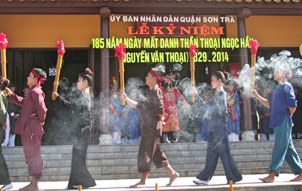 Diễn viên Nhà hát tuồng Nguyễn Hiển Dĩnh biểu diễn hoạt cảnh về danh thần Thoại Ngọc Hầu.