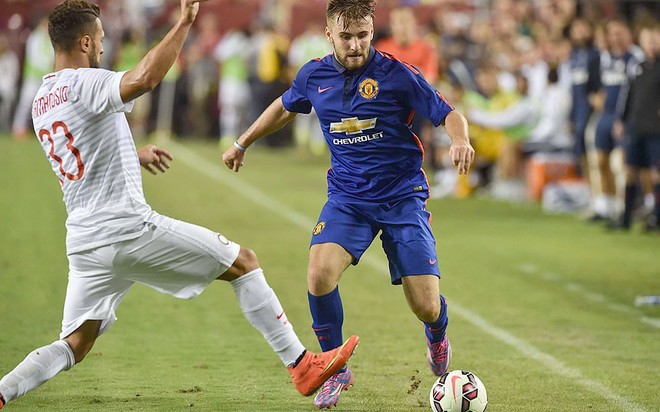 Luke Shaw. Giá 55,6 triệu đôla, từ Southampton đến Manchester United.