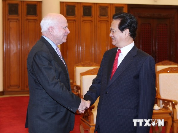 Thủ tướng Nguyễn Tấn Dũng đón Thượng nghị sỹ John McCain. 