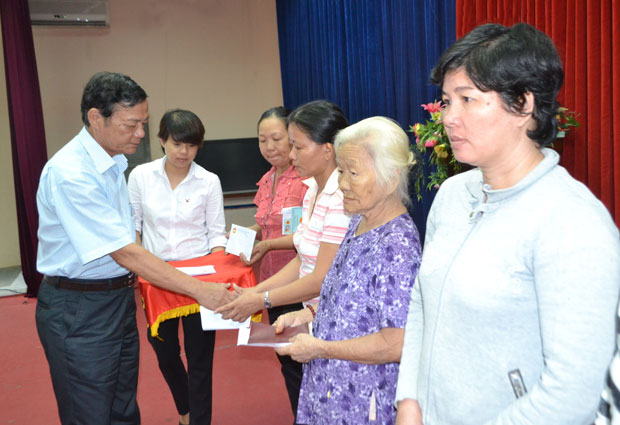 Lãnh đạo quận Thanh Khê trao vốn cho các hộ nghèo.