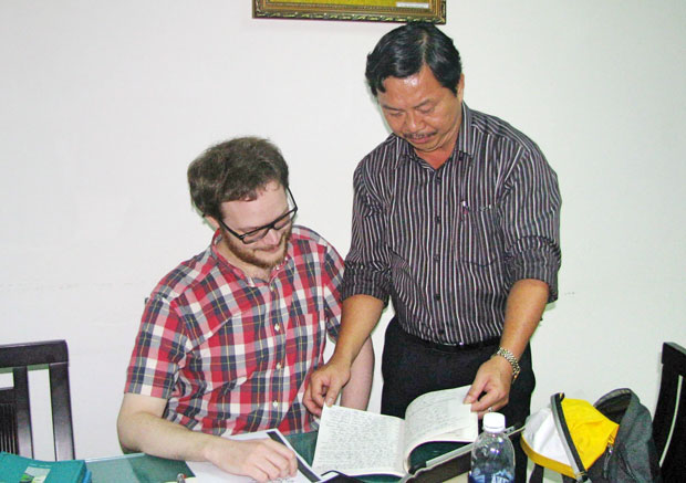 Ông Trần Ngọc Tuấn, Giám đốc Nhà hát Tuồng Nguyễn Hiển Dĩnh, giới thiệu với Esbjőrn Wettermark về nghệ thuật tuồng.