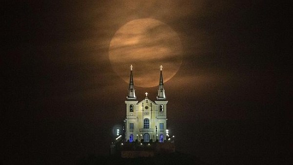 Siêu trăng mờ ảo trên nóc nhà thờ Nossa Senhora da Penha, Brazil (Ảnh: Yasuyoshi Chiba)