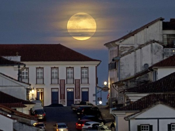 Siêu trăng trên khu phố Ouro Preto, Brazil (Ảnh: Douglas Magno)