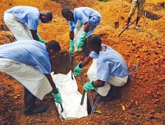 Tình nguyện viên đang chôn cất một thi thể nhiễm virus Ebola tại Kailahun, Sierra Leone ngày 2-8.