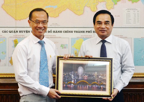 Chairman Chien presenting a memento to former Minister Yeo     