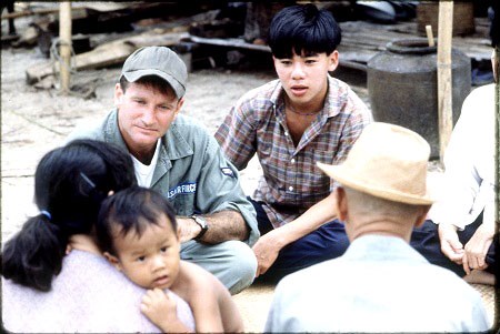 Trong phim, người Việt Nam hiện lên đẹp đẽ, vui tươi, dễ gần và đầy cao thượng 