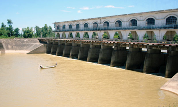 Mặc dù Nhà máy thủy điện A Vương xả nước với lưu lượng lớn nhưng vẫn không có nước về đẩy mặn cho sông Cầu Đỏ.
