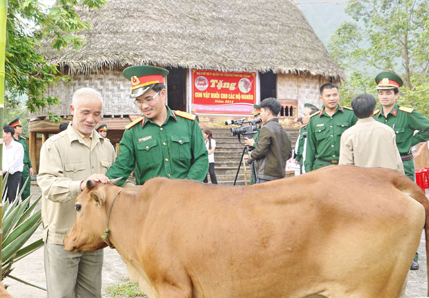 Đại diện Bộ Chỉ huy Quân sự thành phố Đà Nẵng trao tặng bò giống giúp các hộ nghèo xã Hòa Bắc đầu năm 2014.