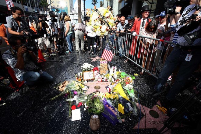 Rất nhiều hoa và nến được đặt tại ngôi sao Robin Williams ở Đại lộ Danh vọng tại Hollywood (Nguồn: AP)
