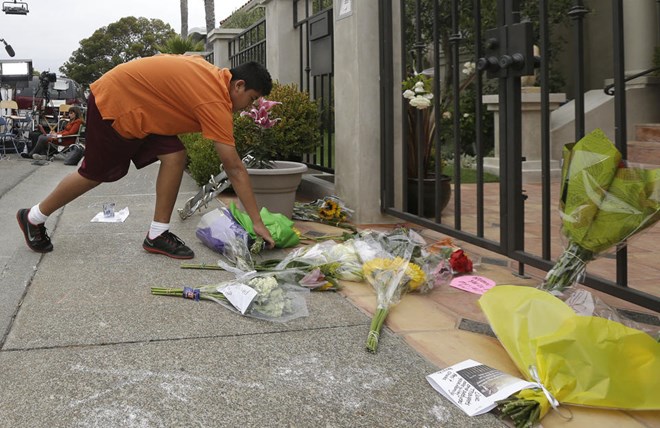 Người hâm mộ đặt hoa trước cửa nhà Robin Williams (Nguồn: AP)