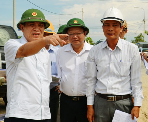 Bí thư Thành ủy Trần Thọ chỉ đạo khẩn trương bố trí đất TĐC thực tế cho dân.  Ảnh: VIỆT DŨNG