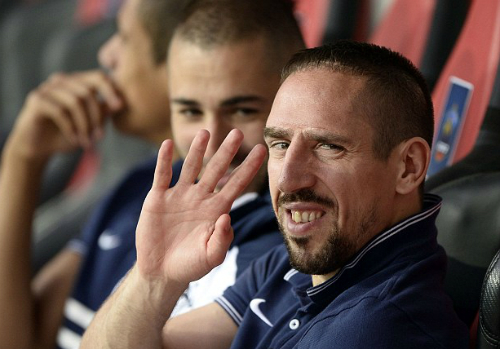 Ribery vẫy chào tạm biệt người hâm mộ Pháp. Ảnh: AFP.