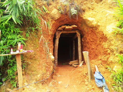 Phần lớn các phu vàng đều tận dụng những đường hầm bỏ lại để khoét sâu vào lòng núi tìm vàng.