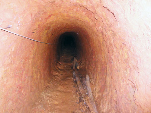 Mỗi hầm dài hàng chục đến hàng trăm mét, nằm sâu trong lòng đất.