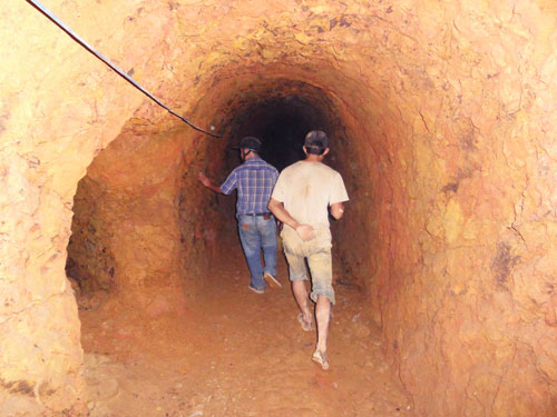 Tiến vào sâu bên trong, hàng chục hầm nhỏ nối với đường hầm chính, tỏa khắp các hướng trong lòng đất.