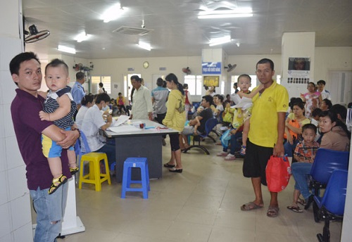 Parents with their children at the Maternity and Paediatrics Hospital 