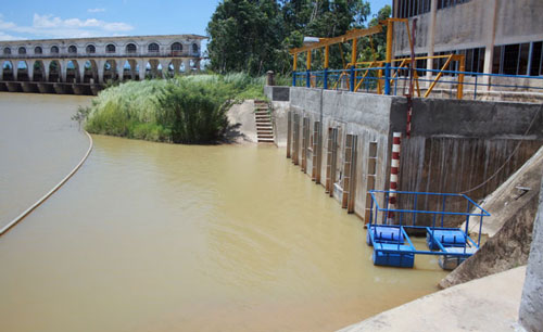 Dam sluice gates