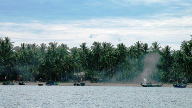 Xã đảo Tam Hải hiện vẫn rợp bóng dừa nhưng nghề đan xơ dừa thì đã dần mai một. Ảnh: M.H.L