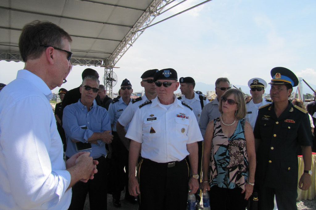 Đại tướng Martin Dempsey (giữa) thăm hệ thống xử lý nhiệt tại Sân bay Đà Nẵng.