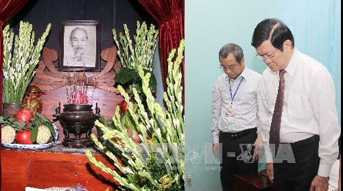  Chủ tịch nước Trương Tấn Sang đến dâng hương tưởng niệm Bác Hồ tại Nhà 67 trong Khu Di tích Chủ tịch Hồ Chí Minh