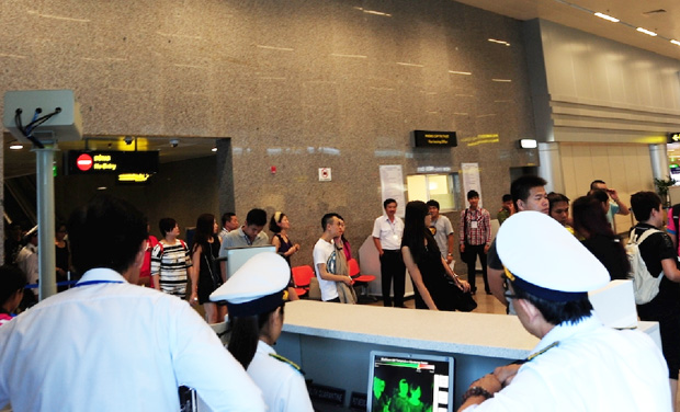 Cơ quan chức năng đo thân nhiệt của hành khách quốc tế tại sân bay Đà Nẵng
