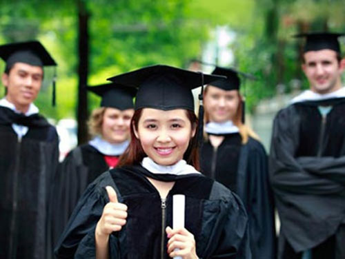 Statistics showed that for the past 10 years, the Ministry of Education has funded more than 7,000 students overseas with a total of 2.5 trillion dong (roughly $120 million). More than half selected for PhD programmes.— Photo nld.com.vn