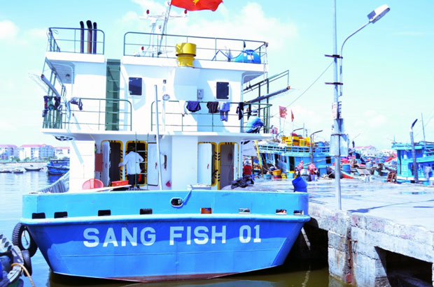Cần phải đầu tư ngành hậu cần nghề cá một cách đồng bộ.  Trong ảnh: Tàu SANG FISH 01 vừa làm dịch vụ hầu cần, vừa làm nghề đánh bắt hải sản.