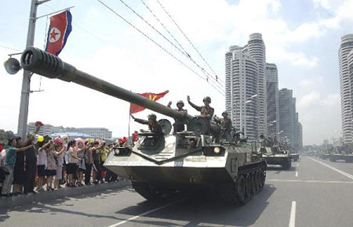 Xe tăng xuất hiện trong lễ diễu binh kỷ niệm 60 năm ngày ký kết thỏa thuận đình chiến, kết thúc cuộc chiến tranh liên Triều hồi tháng 7-2013 ở Bình Nhưỡng. Ảnh: REUTERS