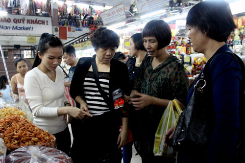 Chinese tourists shopping at Han Market