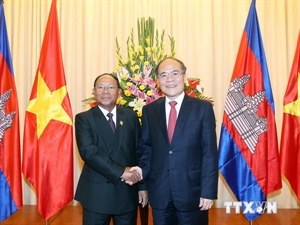 National Assembly Chairman Nguyen Sinh Hung (R) and his Cambodian counterpart Heng Samrin.