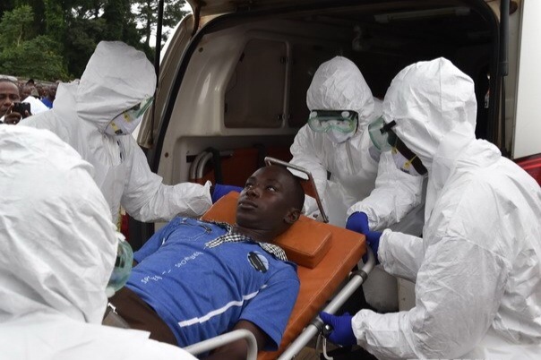 Nhân viên y tế chuyển một bệnh nhân nhiễm Ebola tới bệnh viện ở Biankouma, Costa Rica ngày 14-8. (Nguồn: AFP/TTXVN)