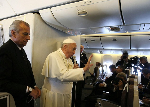 Giáo hoàng Francis chia sẻ với báo giới ngay trên máy bay rằng ông có thể từ nhiệm như vị Giáo hoàng trước đó 