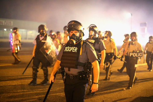 Cảnh sát được triển khai để ngăn chặn người biểu tình tại thị trấn Ferguson.