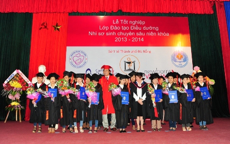 The graduates receiving their certificates (photo: dantri.com.vn)