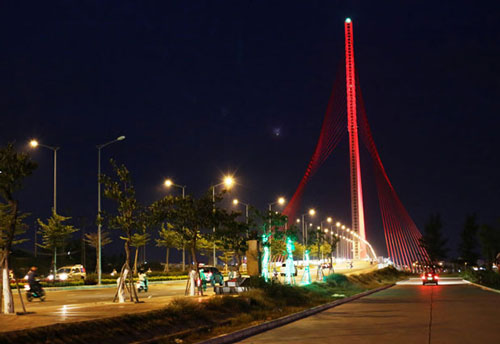  The Tran Thi Ly Bridge at night