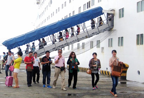  Chinese tourists arriving at Tien Sa Port