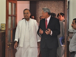 Defence Minister of Singapore Ng Eng Hen (R) and his Indian counterpart Arun Jaitley