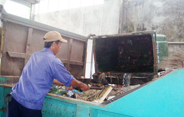 Rác sau khi thu gom được tập kết tại các trạm trung chuyển để đưa lên bãi rác Khánh Sơn xử lý. 