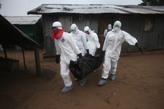 Một đội chống dịch Ebola ở Liberia đưa thi thể một bệnh nhân ra khỏi nhà, ngày 17/8. (Nguồn: Getty) 