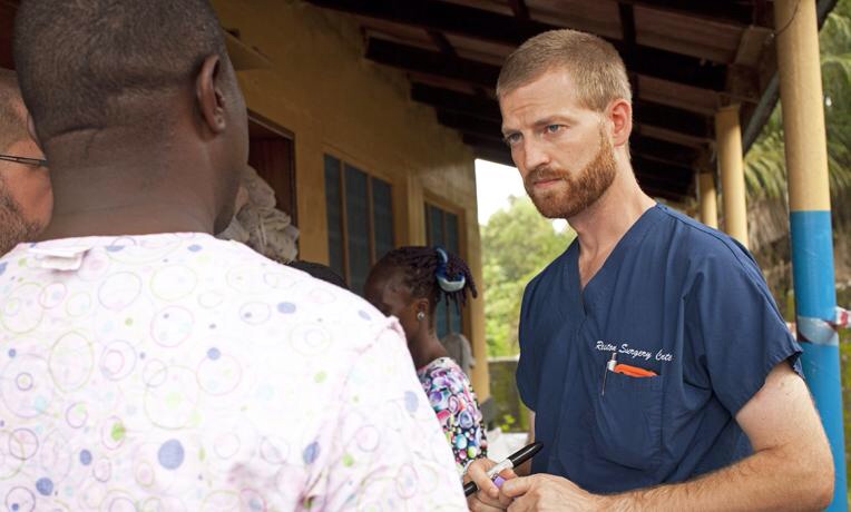 Chú thích ảnh: Bác sĩ Kent Brantly (phải), người đã nhiễm virus Ebola tại Tây Phi đã phục hồi và ra viện vào ngày 21-8-2014. Ảnh: Samaritan’s Purse