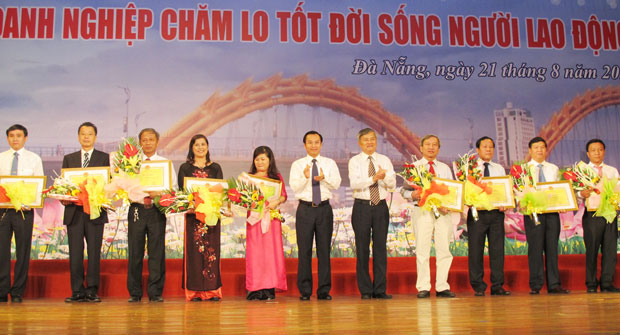 Lãnh đạo thành phố tặng bằng khen cho các doanh nghiệp chăm lo tốt đời sống người lao động.                                  Ảnh: ĐỨC THỊNH