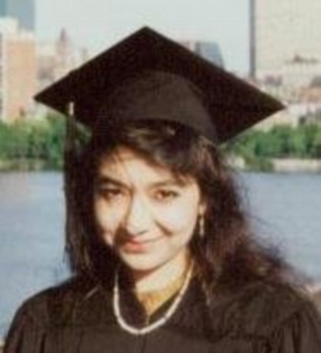 Aafia Siddiqui có 3 con. Cô đã có bằng tiến sĩ trước khi nghiên cứu về khoa học thần kinh tại học viện MIT ở Mỹ. Ảnh: EPA