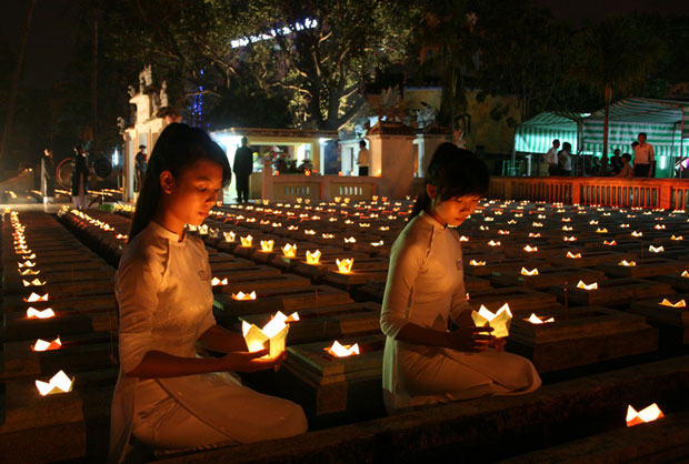 Học sinh Trường THPT Hòa Vang thắp nến tưởng niệm Nghĩa sĩ Đà Nẵng ngày 15-3 âm lịch vừa qua tại Nghĩa trủng Hòa Vang. Ảnh: L.G.L