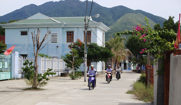 Con đường bê-tông thông thoáng ở KDC Văn hóa biển Kim Liên này từng nằm trên một bãi rác khổng lồ. Ảnh: V.T.L