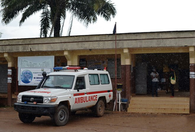 Quang cảnh bên ngoài bệnh viện Kenem ở Sierra Leone ngày 15/8, nơi 15 nhân viên y tế bệnh viện nhà nước tử vong do virus Ebola. (Ảnh: AFP-TTXVN)