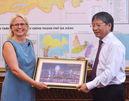 Ms Tulinius and Vice Chairman Tuan