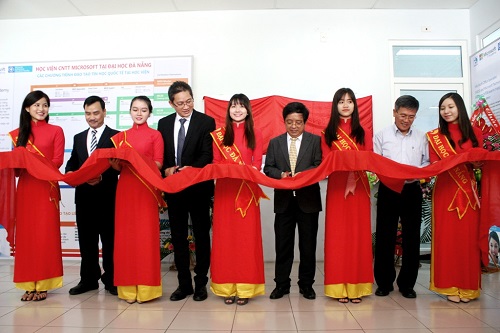 The ribbon cutting ceremony (Source: http://www.ictdanang.vn) 